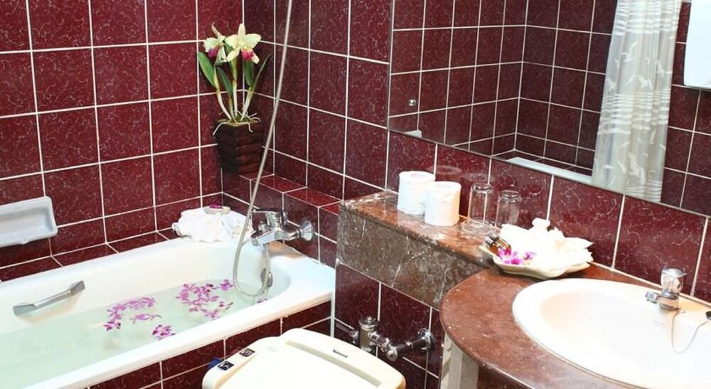 Yellow Ribbon Hills Boutique Suites Бангкок Экстерьер фото