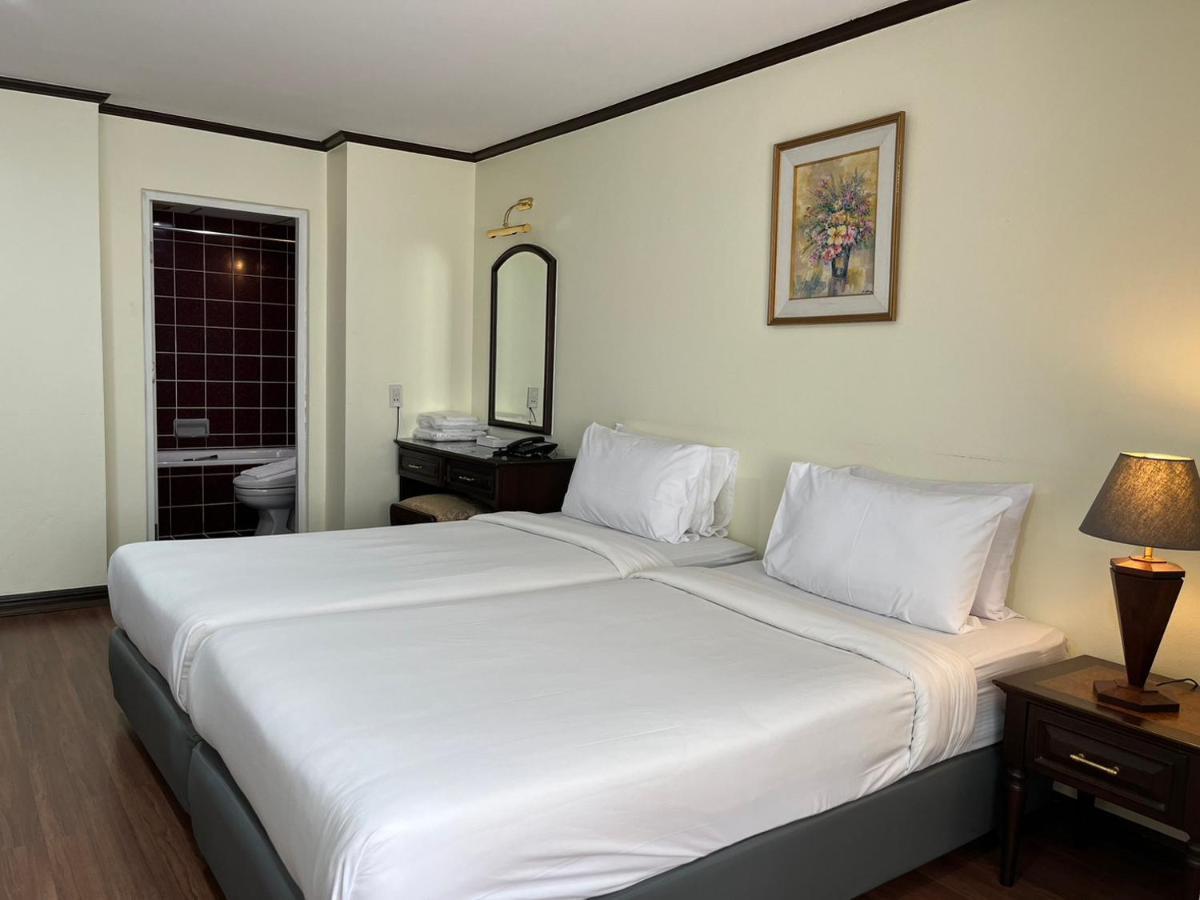 Yellow Ribbon Hills Boutique Suites Бангкок Экстерьер фото